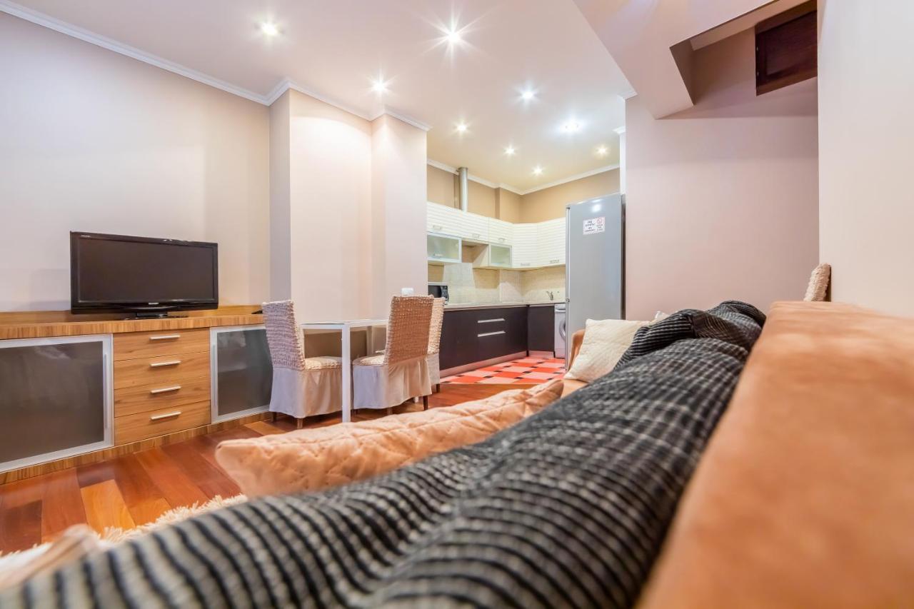 Трехкомнатная Квартира На Крещатике Kiew Exterior foto